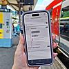 Am Waldshuter Bahnhof wird eine Störungsmeldung auf einem Smartphone angezeigt. Die Hochrheinbahn hat eine Verspätung aus vorheriger ...