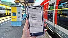 Am Waldshuter Bahnhof wird eine Störungsmeldung auf einem Smartphone angezeigt. Die Hochrheinbahn hat eine Verspätung aus vorheriger ...