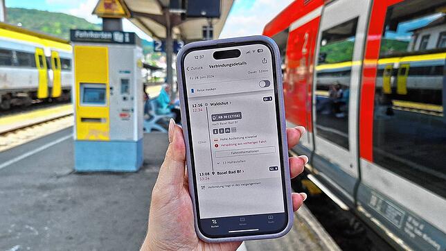 Am Waldshuter Bahnhof wird eine Störungsmeldung auf einem Smartphone angezeigt. Die Hochrheinbahn hat eine Verspätung aus vorheriger ...