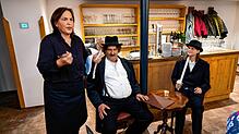 Petra Simon (links) nimmt die komplizierte Getränkebestellung von Volker Hirt und Anika Ehlert (rechts) im Valentin-Stück „Der Firmling“ ...