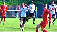 Schlusspunkt: Alessio Tenhibben (Mitte) von der SG FC Wehr/Brennet fehlte in der ersten Hälfte noch das Abschlussglück. Nach dem ...