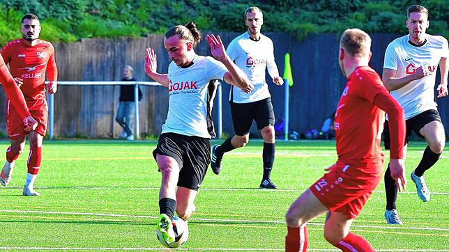 Schlusspunkt: Alessio Tenhibben (Mitte) von der SG FC Wehr/Brennet fehlte in der ersten Hälfte noch das Abschlussglück. Nach dem ...