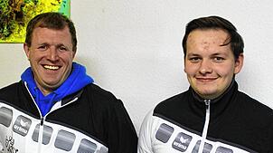 Mit Markus Buchner (links) und Benedikt Kranz hat der Radsportverein zwei neu ausgebildete Schiedsrichter. Bild: Hansjörg Bader