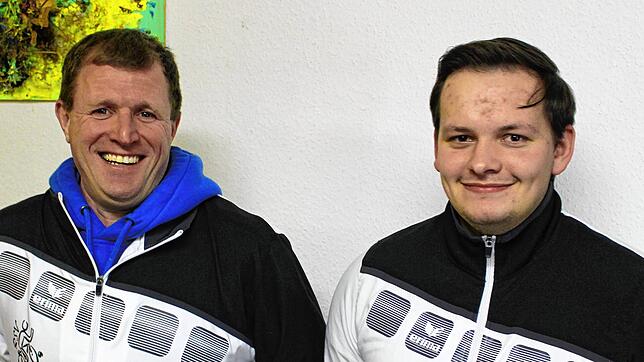 Mit Markus Buchner (links) und Benedikt Kranz hat der Radsportverein zwei neu ausgebildete Schiedsrichter. Bild: Hansjörg Bader