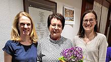 Monika Stüber (Mitte) ist seit 25 Jahren treues Mitglied der Landfrauen Weilheim. Susanne Elbrecht (links) und Christine Marder (rechts) ...