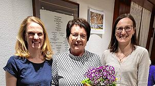 Monika Stüber (Mitte) ist seit 25 Jahren treues Mitglied der Landfrauen Weilheim. Susanne Elbrecht (links) und Christine Marder (rechts) ...
