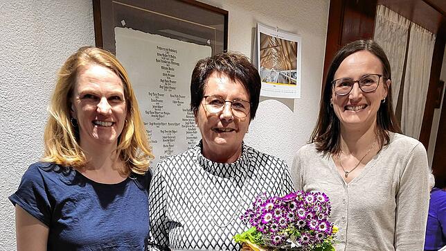 Monika Stüber (Mitte) ist seit 25 Jahren treues Mitglied der Landfrauen Weilheim. Susanne Elbrecht (links) und Christine Marder (rechts) ...