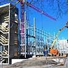 Das Parkhaus Fähre wächst rasant in die Höhe. Die beiden Treppenhäuser vorne und hinten markieren die künftige Höhe des Gebäudes, das in ...
