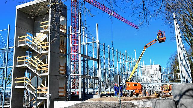 Das Parkhaus Fähre wächst rasant in die Höhe. Die beiden Treppenhäuser vorne und hinten markieren die künftige Höhe des Gebäudes, das in ...