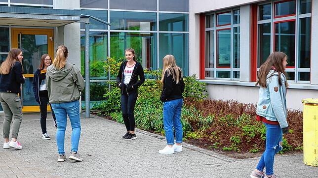 Sie sind auf Abstand bedacht: Die Schülerinnen und Schüler der Bonndorfer Realschule wahren auch in den Pausen die nötige Distanz.