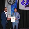 Bürgermeister Ozan Topcuogullari überreicht dem Vorsitzenden des FC Erzingen Patrick Netzhammer die Sportplakette des Bundespräsidenten.