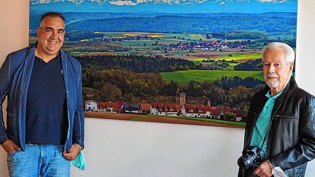 Der Geschäftsführer der Caritas-Sozialstation St. Wolfgang Stefan Gebauer (links) bedankt sich bei Helmut Groß. Der frühere Tengener ...