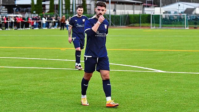 Nachdenklich: In der Halbzeitpause des Derbys gegen den FC Tiengen 08 war Patrik Braun vom VfB Waldshut nicht nur wegen des Spielstands ...