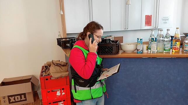 Umzugsleiterin Stefanie Ebner von der Caritas führt mehrere hundert Telefonate an diesem Tag.
