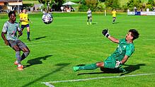 Möhringens Mohamed Gomina (links) vergab kurz vor Schluss diese Chance. So blieb es beim 2:2 bei der SG Dettingen-Dingelsdorf.