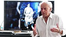 Zeitzeuge Josef Ohnheiser berichtet im Atelier von Dieter Conrads über das Schicksal seiner Familie. Foto: Dieter Conrads