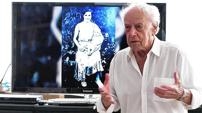 Zeitzeuge Josef Ohnheiser berichtet im Atelier von Dieter Conrads über das Schicksal seiner Familie. Foto: Dieter Conrads