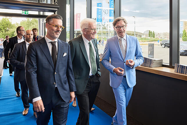 Festredner: Baden-Württembergs Ministerpräsident Winfried Kretschmann mit SÜDKURIER-Geschäftsführer David Lämmel (links) und ...