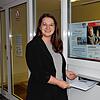 Die 31-jährige Judith Joy Klotz wirft ihre Bewerbungsunterlagen für das Amt der Bürgermeisterin im Volkertshausener Rathaus ein.