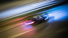(Symbolbild) Die Polizei vermutet, dass der Fahrer bei seiner Flucht unter Drogen gestanden haben könnte, da auch Betäubungsmittel in ...