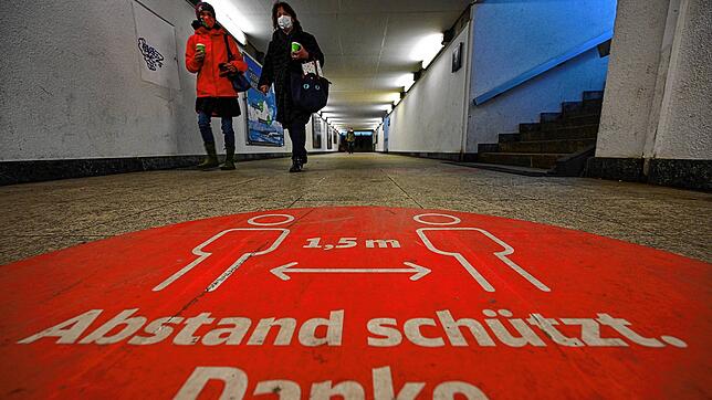 Nur Abstand halten ist nicht genug. Der Mund-Nasen-Schutz muss zu jeder Zeit im Bahnhofs-Areal getragen werden.