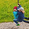 Lioba und Jakob testen die Seilbahn im Uferpark der Landesgartenschau in Überlingen.
