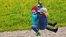 Lioba und Jakob testen die Seilbahn im Uferpark der Landesgartenschau in Überlingen.