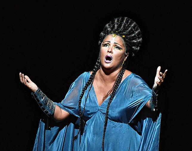 Die russische Sopranistin Anna Netrebko verbeugt sich vor dem Publikum am Ende der Gala zur Saisoneröffnung von Giacomo Puccinis Oper ...