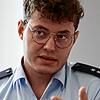 Der Umgangston ist wohl rauer als früher, doch er versuche, das nicht persönlich zu nehmen, sagt der Polizist Simon Herz.