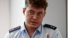 Der Umgangston ist wohl rauer als früher, doch er versuche, das nicht persönlich zu nehmen, sagt der Polizist Simon Herz.