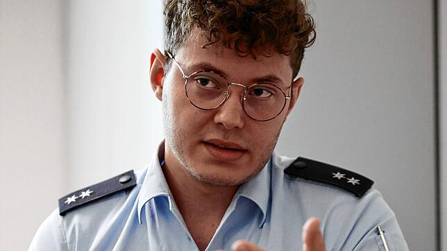Der Umgangston ist wohl rauer als früher, doch er versuche, das nicht persönlich zu nehmen, sagt der Polizist Simon Herz.