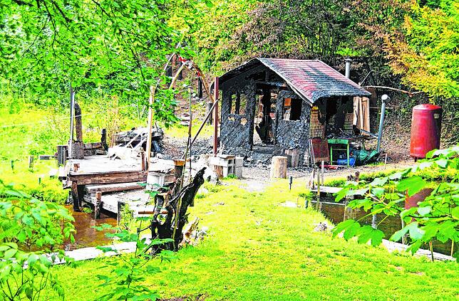 Auch eine Gartenhütte fällt der mutmaßlichen Brandstiftung im Hübschental zum Opfer (Archivbild August 2023). Ein Gutachter schließt vor ...
