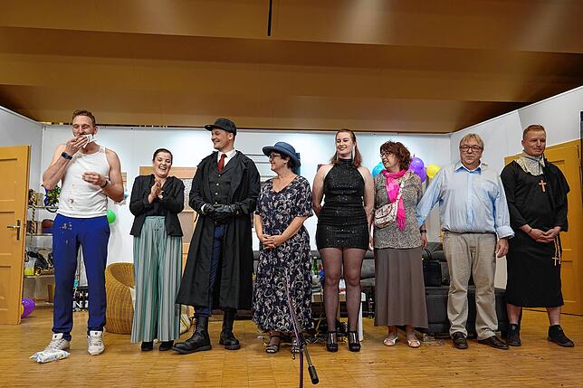 Ende gut, alles gut: Schlussendlich gibt es eine ganz einfache Erklärung für das ganze Durcheinander im Theaterstück „Zu früh getraut“ ...
