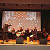 Mit Taktstock: Flamenco und Klassik funktioniert bestens. Der Orchesterverein spielt ein von Oliver Fabro (zweiter von links) ...