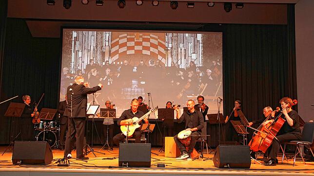 Mit Taktstock: Flamenco und Klassik funktioniert bestens. Der Orchesterverein spielt ein von Oliver Fabro (zweiter von links) ...