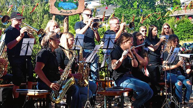 Beim Weiherfest der Hierholzer Landjugend spielte auch der Musikverein Urberg.