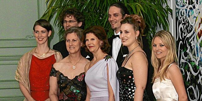 (Archivbild) Auch 2007 war Königin Silvia (Mitte im fliederfarbenen Kleid) zu Besuch auf der Insel Mainau. Hier posiert sie mit der ...