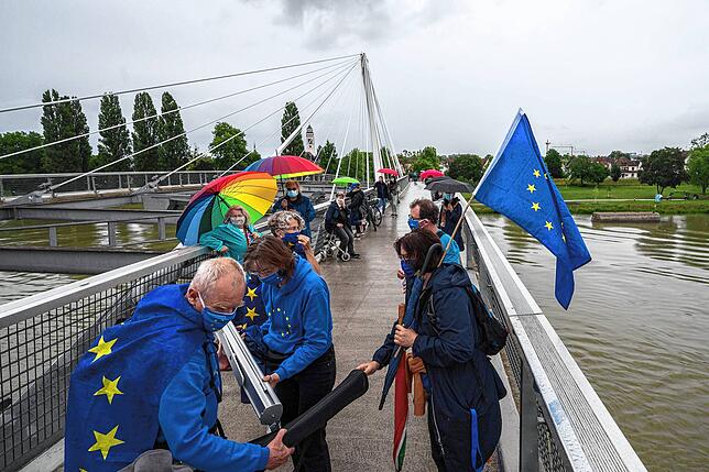 Aufhebung der Grenzkontrollen während Corona: Auf der Fußgängerbrücke über den Rhein wird gefeiert.