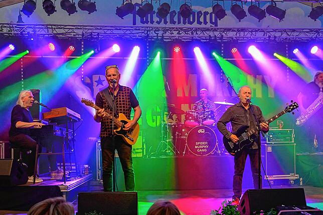 Die Spider Murphy Gang ist bayrischer Kult. Beim Konzert in Villingen-Schwenningen bringen die Musiker das Publikum ordentlich auf Touren.