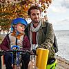 Unterwegs am Konstanzer Bodensee-Ufer: Oliver Wnuk als Freddy mit Filmsohn Niko, gespielt von Karl von Klot.