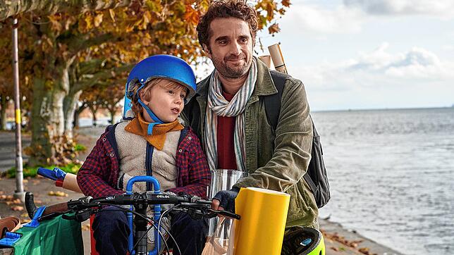Unterwegs am Konstanzer Bodensee-Ufer: Oliver Wnuk als Freddy mit Filmsohn Niko, gespielt von Karl von Klot.