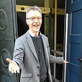 Pfarrer Thomas Mitzkus sieht die Menschen lieber in die Kirche eintreten, statt dass sie ihr den Rücken kehren. Aber auch mit den ...