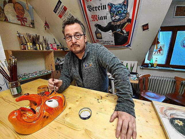 Gestatten, das ist er. Der bekannte Villinger Fastnachter Dominik Schaaf fasst die neuen Hexenschemen mit Ölfarbe. Bild: Norbert Trippl