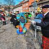 Abstandshalter von anderthalb Metern Länge: Der begnadete Fastnachter Fritz Krefeld in Überlingen macht aus der Not eine Tugend und ...