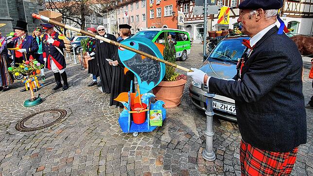 Abstandshalter von anderthalb Metern Länge: Der begnadete Fastnachter Fritz Krefeld in Überlingen macht aus der Not eine Tugend und ...