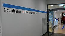 Hier geht es zur Zentralen Notaufnahme. Der Eingangsbereich liegt direkt links hinter dem Eingang zum Konstanzer Klinikum (Symbolbild) ...