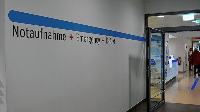 Hier geht es zur Zentralen Notaufnahme. Der Eingangsbereich liegt direkt links hinter dem Eingang zum Konstanzer Klinikum (Symbolbild) ...