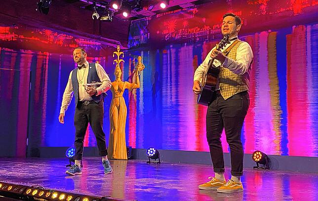 Christoph Konopka (links) und Dominik Werner mit ihrer wunderbar närrisch-kitschigen Schlager-Nummer.