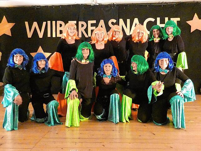 Bild 1: So bunt war die Wiiberfasnacht in Jestetten im Saal unter der Kirche St. Benedikt