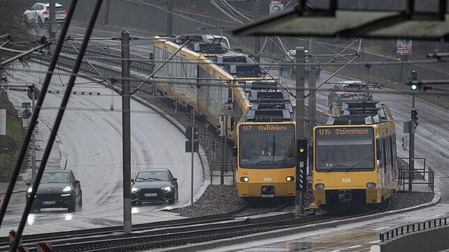 Eine Frau wurde bei dem Unfall schwer verletzt. (Symbolbild)